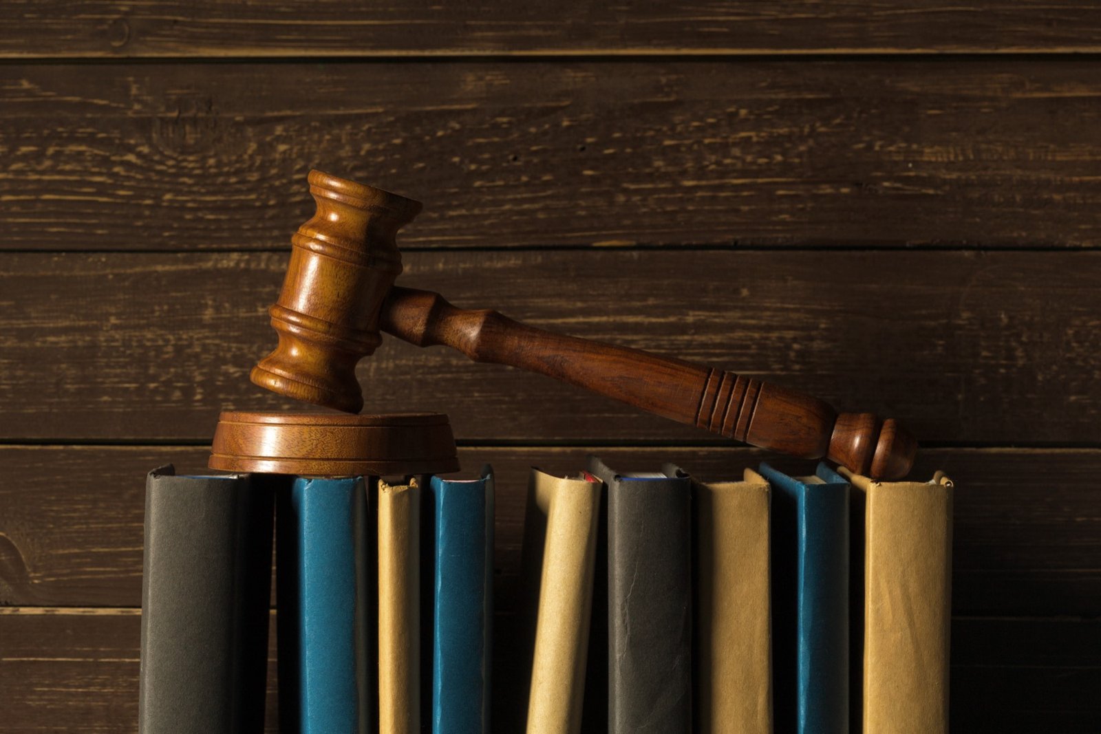 Richterhammer auf Gesetzbüchern — Symbol für Recht und Rechtsgeschichte
